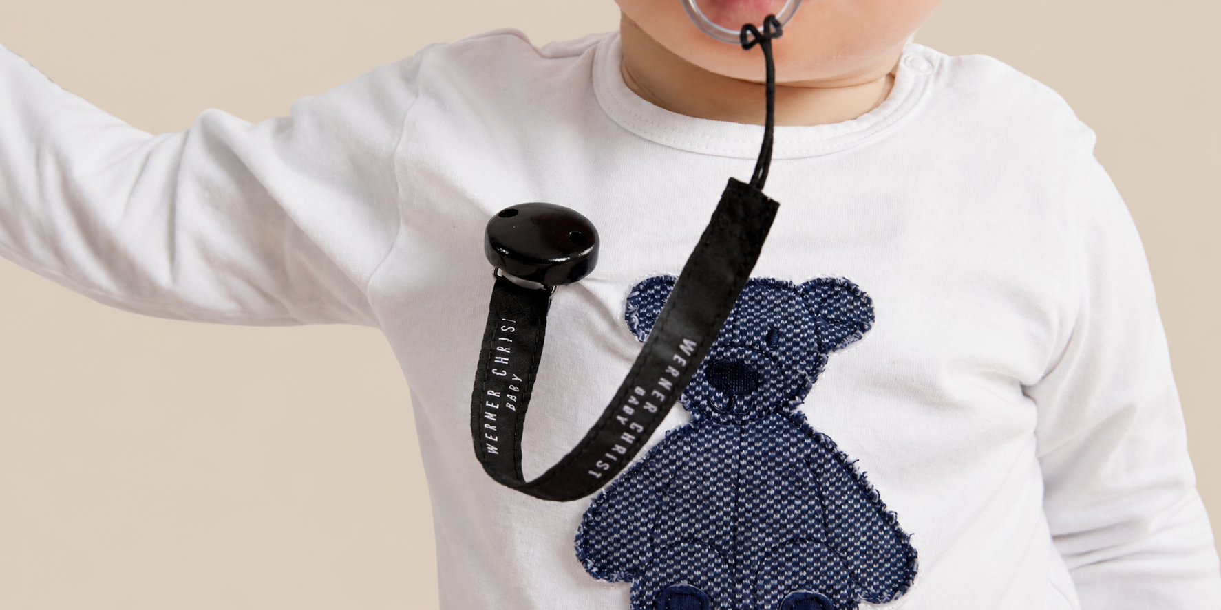 Baby mit Schnuller